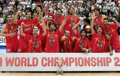 El equipo español de baloncesto hizo historia al proclamarse el domingo campeón del mundo con una victoria 70-47 sobre Grecia en la final del Mundial de Japón, en la que mostró un juego fantástico dominando todo el partido. En la imagen, la selección española posa con su trofeo tras la final en Saitama, Japón, el 3 de septiembre de 2006. REUTERS/Adrees Latif