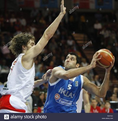 epa01867368 Pau Gasol (L) of Spain fights for the ball with Ioannis Bourousis (R) of Greece during their semifinal match at the European Basketball Championship in Katowice, Poland, 19 September 2009. EPA/ANDRZEJ GRYGIEL POLAND OUT