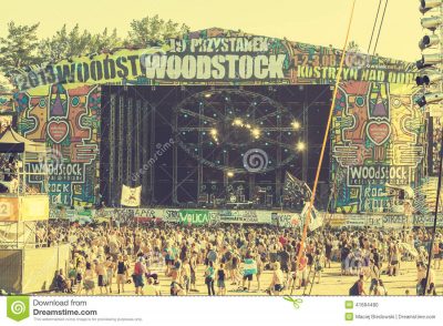 festival-de-woodstock-el-festival-de-msica-rock-libre-ms-grande-del-billete-de-avin-abierto-del-verano-en-europa-polonia-41684480