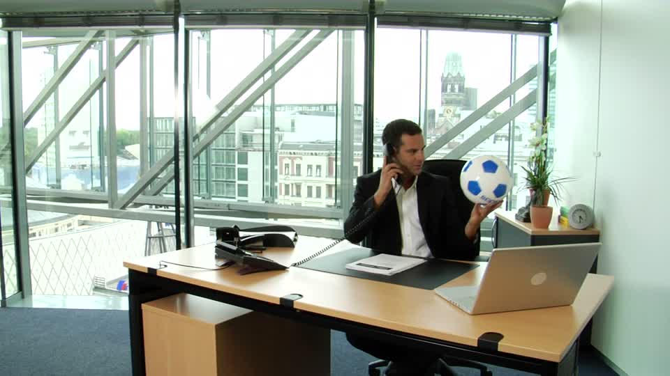 Psicología y empresa:¿Cómo aplicar las estrategias del fútbol en el entorno laboral?