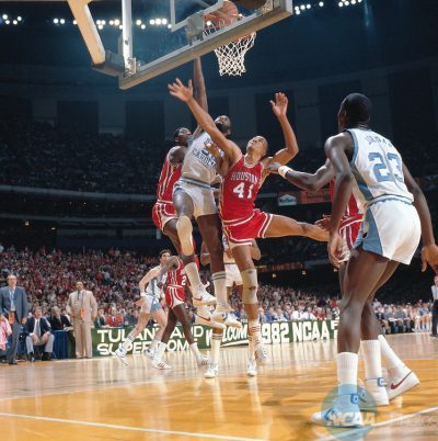 Larry Micheaux al rebote junto a Olajuwon y Worthy ante la atenta mirada de Michael Jordan en 1982