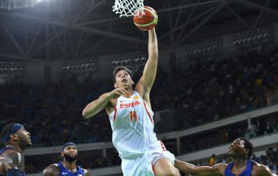 Spain's centre Willy Hernangomez (C) jumps for a basket during a Men's semifinal basketball match between Spain and USA at the Carioca Arena 1 in Rio de Janeiro on August 19, 2016 during the Rio 2016 Olympic Games. / AFP PHOTO / Andrej ISAKOVIC
