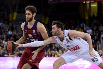 Real Madrid's guard Rudy Fernandez (R) vies with Barcelona's forward Greek Stratos Perperoglou during the Euroleague top 16 group F basketball match FC Barcelona Lassa vs Real Madrid at Palau Blaugrana sportshall in Barcelona on March 17, 2016. / AFP / JOSEP LAGO (Photo credit should read JOSEP LAGO/AFP/Getty Images)