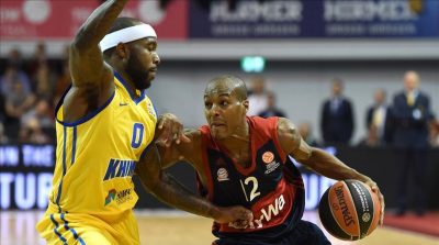 Moscow s US guard Tyrese Ricevie L and Bayern Munich s US guard Alex Renfroe R vie for the ball during the EuroLeague Group A Basketball match FC Bayern Munich Basketball vs Khimki Moscow in Munich southern Germany on October 22 2015 AFP PHOTO CHRISTOF STACHE