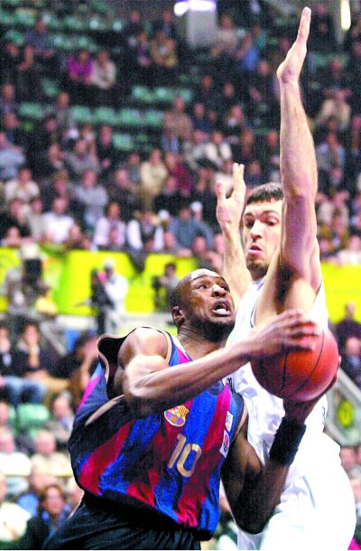 BASKETBALL-EUROLEAGUE - SPO - BASKETBALL - ROM35 - 20020228 - BOLOGNA, ITALY : FC Barcelona's Alain Digbeu (L) tries to score past Skipper Bologna's Andrea Meneghin during their Euroleague basketball match in Bologna, 28 February 2002. EPA PHOTO ANSA/GIORGIO BENVENUTI/ji/mda - BOLOGNA - ITALY - GIORGIO BENVENUTI - ji/mda