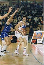 Nostálgicos.Ralph Mcpherson, un bigote ochentero muy regular y efectivo .Por Roberto González Rico. Nostálgicos.Ralph Mcpherson, un bigote ochentero muy regular y efectivo .Por Roberto González Rico.